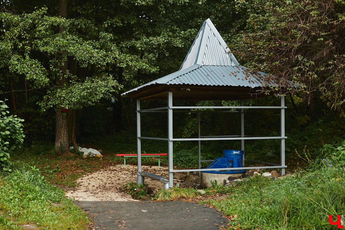 Благоустройство Казанского родника официально завершено… Но с недочетами. Подрядчику предстоит исправить ошибки, чтобы жители могли с комфортом добираться до воды. «Ключ-Медиа» выяснил, что же пошло не так, а заодно проверил состояние Леонтьева источника на Мира.