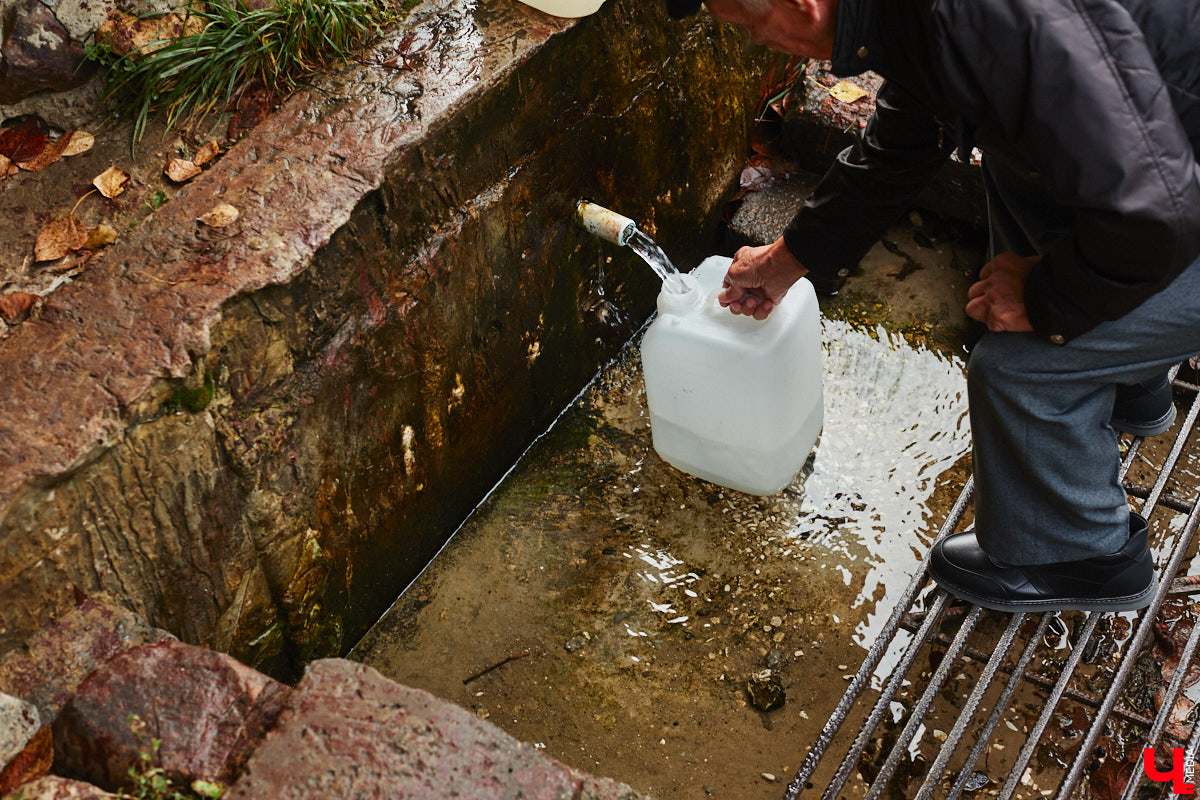 Благоустройство Казанского родника официально завершено… Но с недочетами. Подрядчику предстоит исправить ошибки, чтобы жители могли с комфортом добираться до воды. «Ключ-Медиа» выяснил, что же пошло не так, а заодно проверил состояние Леонтьева источника на Мира.