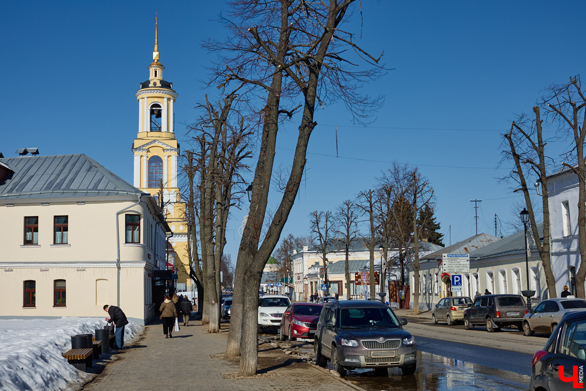 В Суздале назревает кризис. Город страдает от неконтролируемого потока автомобилей и сомнительных элементов благоустройства. Культуролог Анна Ильина сравнивает местную архитектуру с живым организмом, который сегодня подвергается серьезному испытанию.
