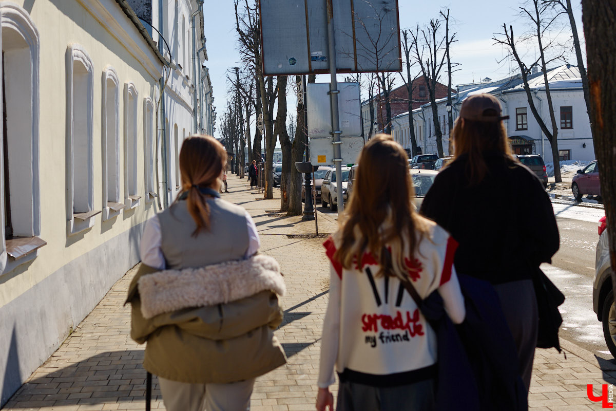 В Суздале назревает кризис. Город страдает от неконтролируемого потока автомобилей и сомнительных элементов благоустройства. Культуролог Анна Ильина сравнивает местную архитектуру с живым организмом, который сегодня подвергается серьезному испытанию.