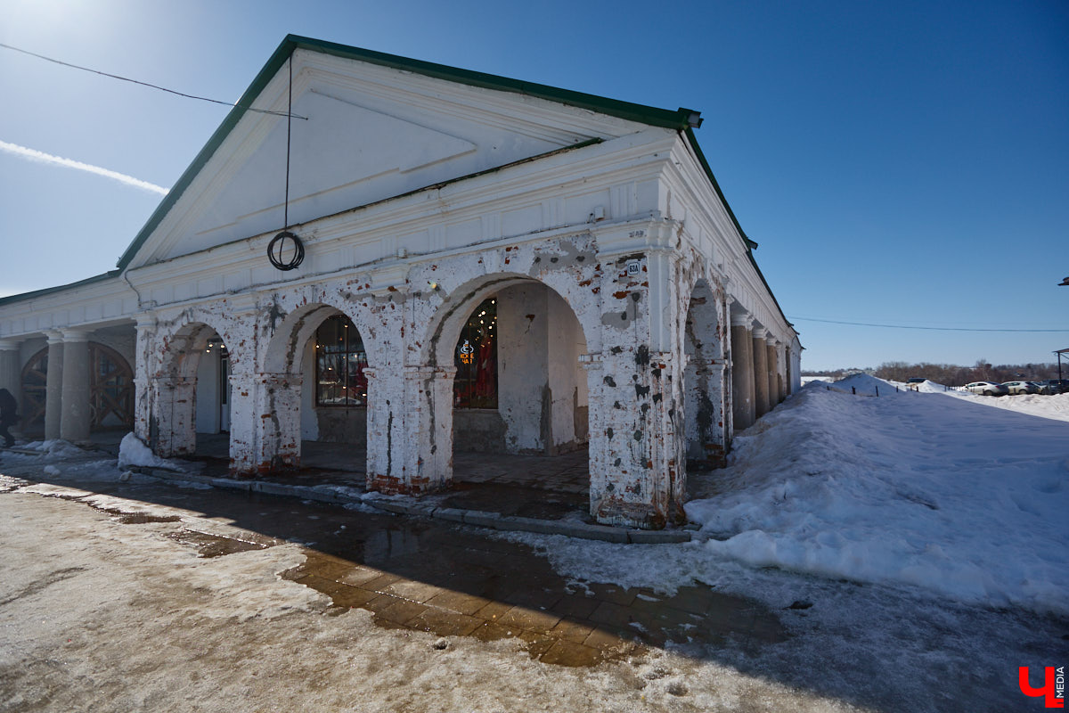 В Суздале назревает кризис. Город страдает от неконтролируемого потока автомобилей и сомнительных элементов благоустройства. Культуролог Анна Ильина сравнивает местную архитектуру с живым организмом, который сегодня подвергается серьезному испытанию.