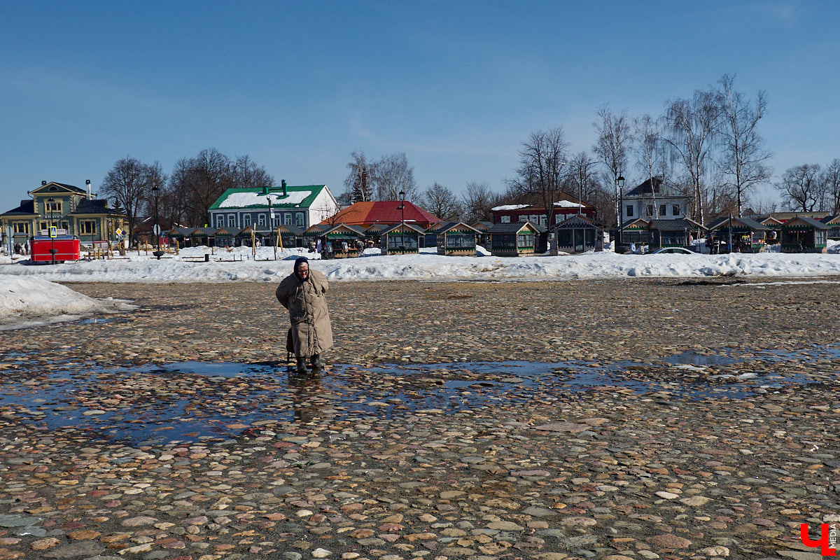 В Суздале назревает кризис. Город страдает от неконтролируемого потока автомобилей и сомнительных элементов благоустройства. Культуролог Анна Ильина сравнивает местную архитектуру с живым организмом, который сегодня подвергается серьезному испытанию.