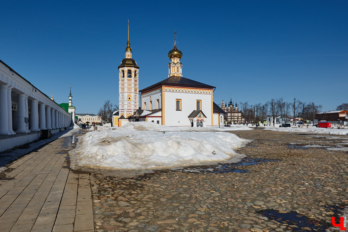 В Суздале назревает кризис. Город страдает от неконтролируемого потока автомобилей и сомнительных элементов благоустройства. Культуролог Анна Ильина сравнивает местную архитектуру с живым организмом, который сегодня подвергается серьезному испытанию.