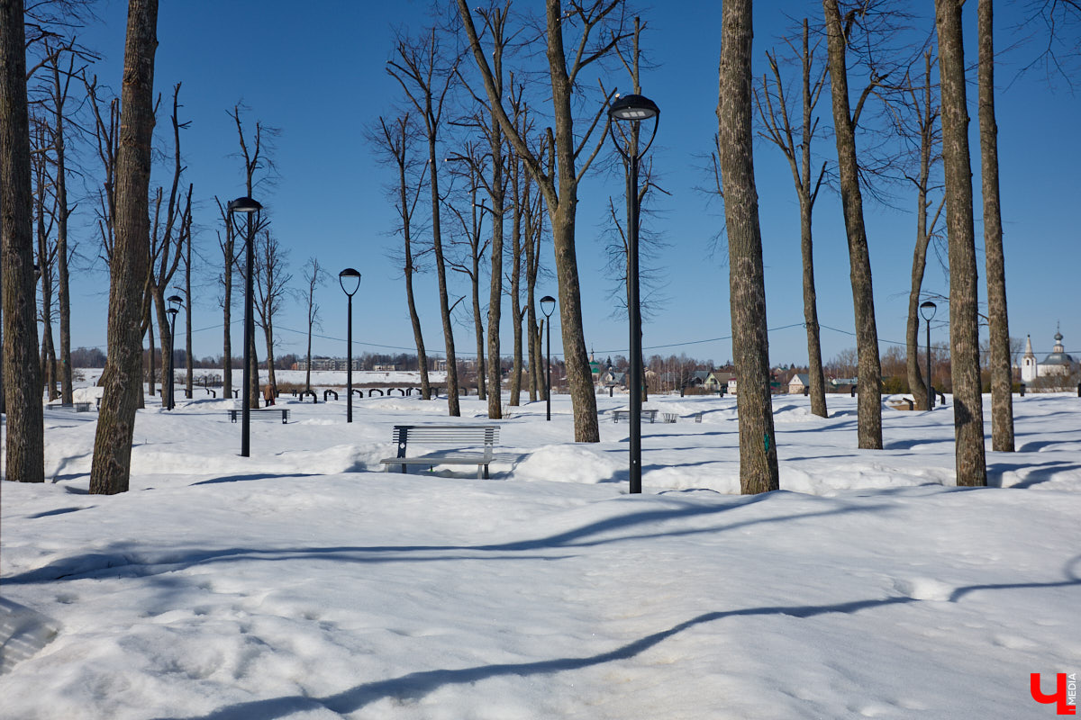 В Суздале назревает кризис. Город страдает от неконтролируемого потока автомобилей и сомнительных элементов благоустройства. Культуролог Анна Ильина сравнивает местную архитектуру с живым организмом, который сегодня подвергается серьезному испытанию.