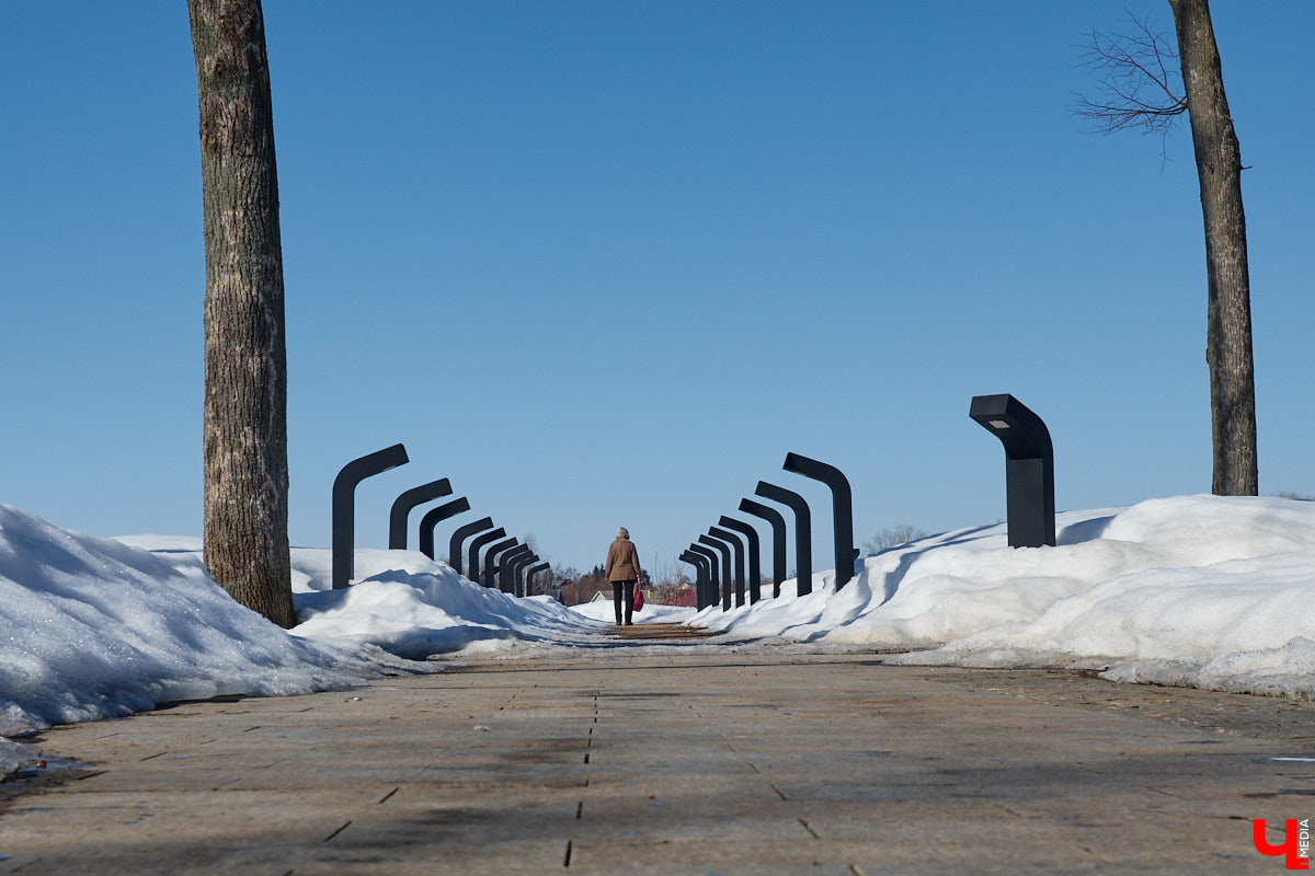 В Суздале назревает кризис. Город страдает от неконтролируемого потока автомобилей и сомнительных элементов благоустройства. Культуролог Анна Ильина сравнивает местную архитектуру с живым организмом, который сегодня подвергается серьезному испытанию.