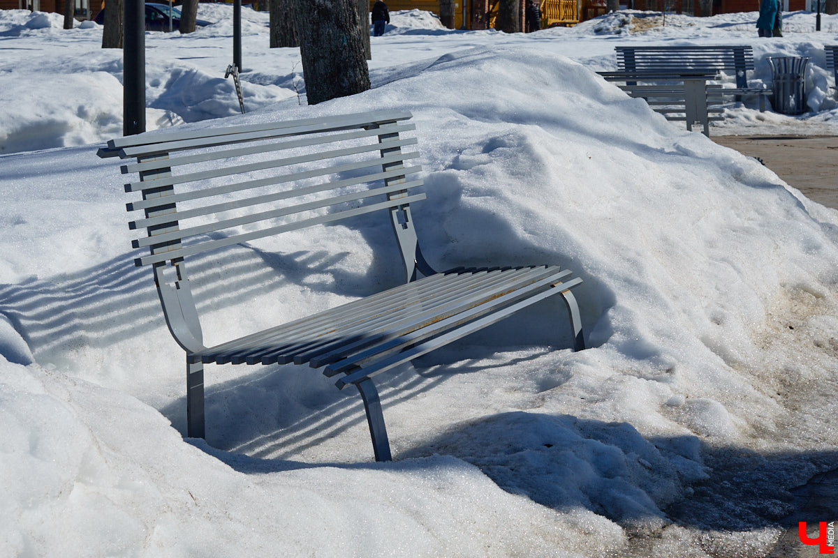 В Суздале назревает кризис. Город страдает от неконтролируемого потока автомобилей и сомнительных элементов благоустройства. Культуролог Анна Ильина сравнивает местную архитектуру с живым организмом, который сегодня подвергается серьезному испытанию.