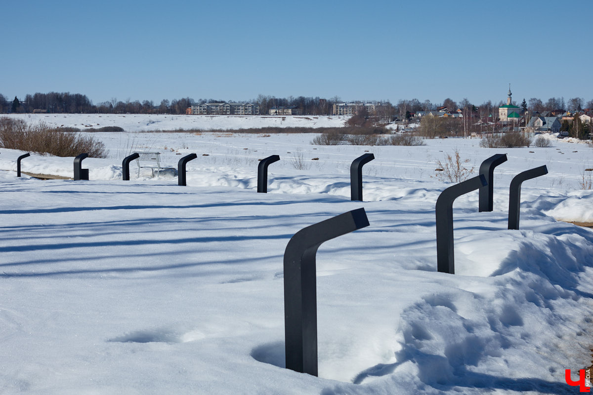 В Суздале назревает кризис. Город страдает от неконтролируемого потока автомобилей и сомнительных элементов благоустройства. Культуролог Анна Ильина сравнивает местную архитектуру с живым организмом, который сегодня подвергается серьезному испытанию.