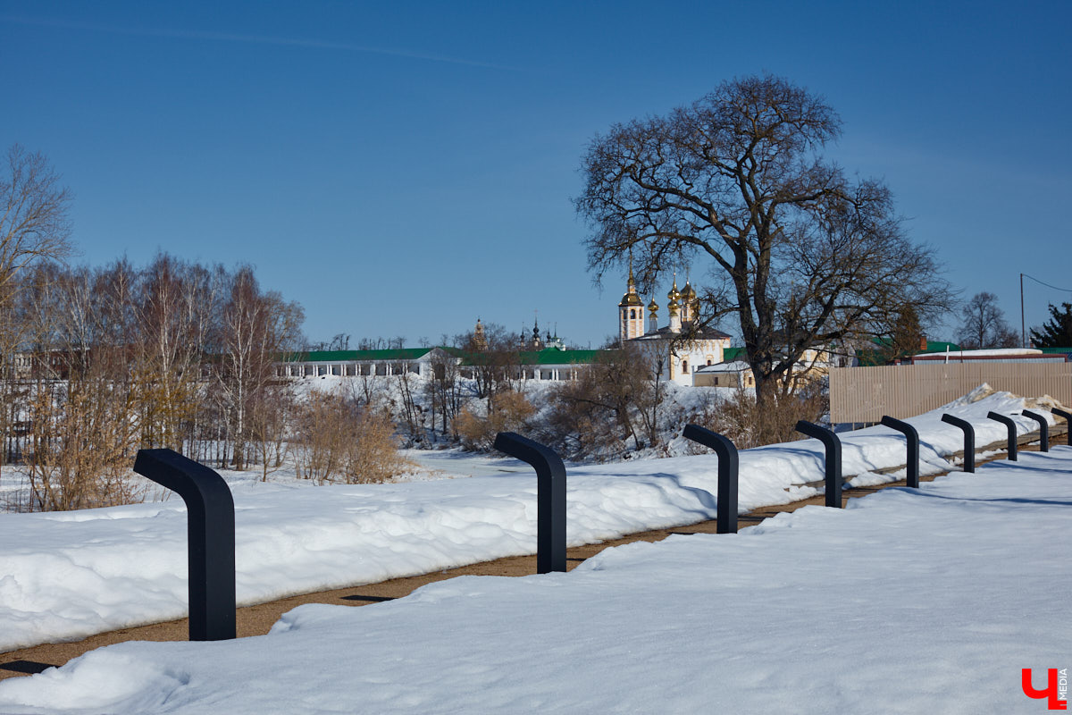 В Суздале назревает кризис. Город страдает от неконтролируемого потока автомобилей и сомнительных элементов благоустройства. Культуролог Анна Ильина сравнивает местную архитектуру с живым организмом, который сегодня подвергается серьезному испытанию.