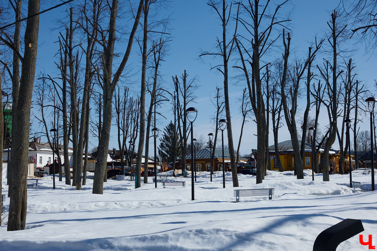 В Суздале назревает кризис. Город страдает от неконтролируемого потока автомобилей и сомнительных элементов благоустройства. Культуролог Анна Ильина сравнивает местную архитектуру с живым организмом, который сегодня подвергается серьезному испытанию.