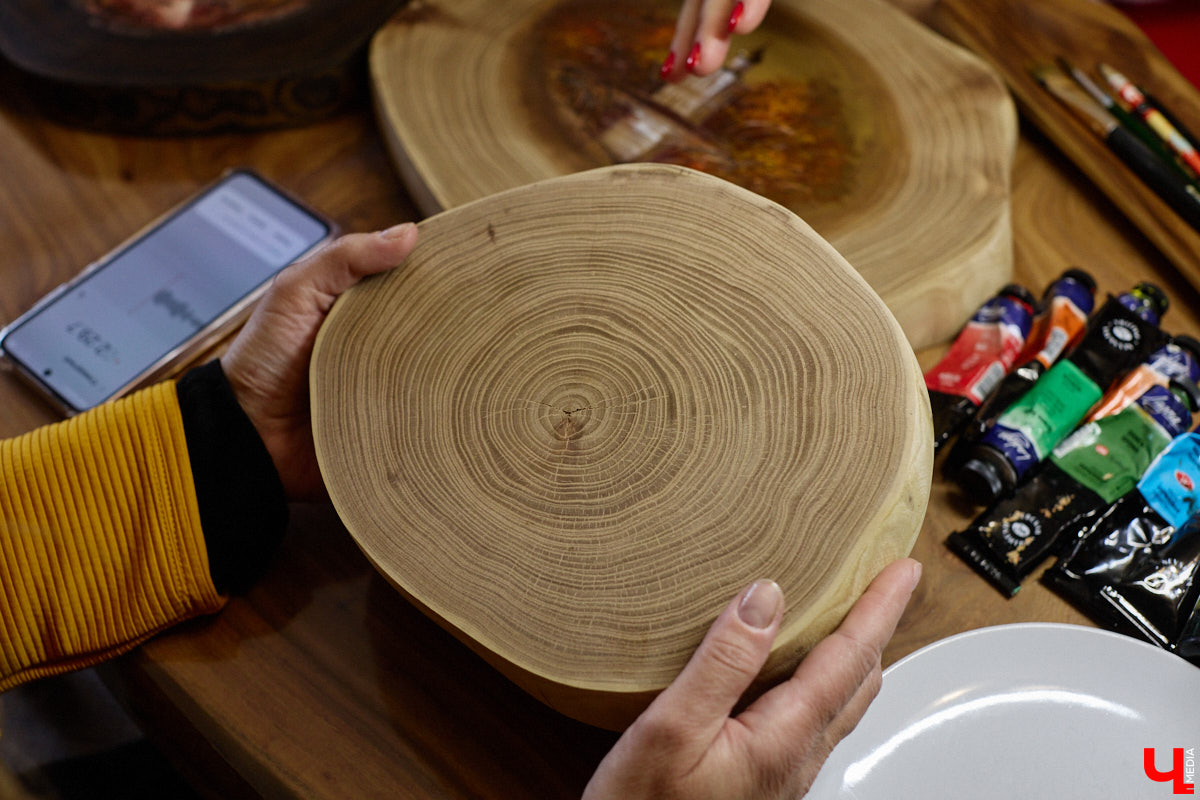 Владимирская художница Анна Костикова рисует свои картины на необычном материале. В качестве холста она использует спилы деревьев. Они придают работам текстуру и теплоту. Сейчас в центре внимания мастера храм Покрова на Нерли.