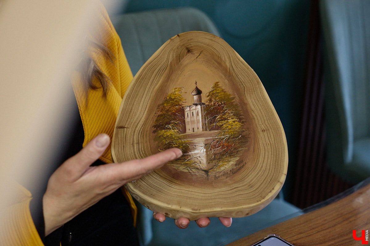 Владимирская художница Анна Костикова рисует свои картины на необычном материале. В качестве холста она использует спилы деревьев. Они придают работам текстуру и теплоту. Сейчас в центре внимания мастера храм Покрова на Нерли.