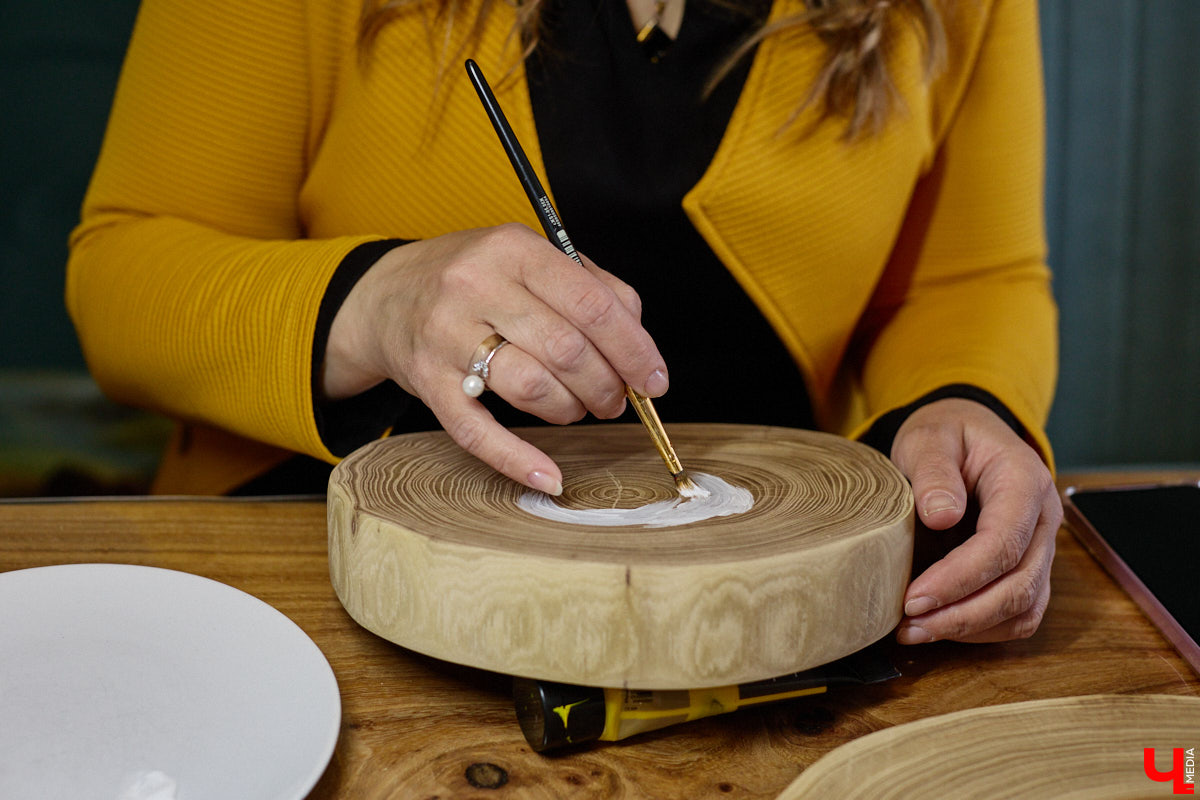 Владимирская художница Анна Костикова рисует свои картины на необычном материале. В качестве холста она использует спилы деревьев. Они придают работам текстуру и теплоту. Сейчас в центре внимания мастера храм Покрова на Нерли.