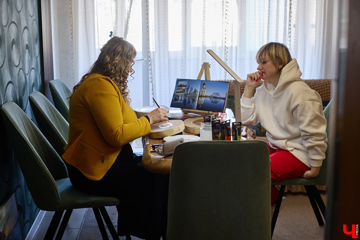 Владимирская художница Анна Костикова рисует свои картины на необычном материале. В качестве холста она использует спилы деревьев. Они придают работам текстуру и теплоту. Сейчас в центре внимания мастера храм Покрова на Нерли.