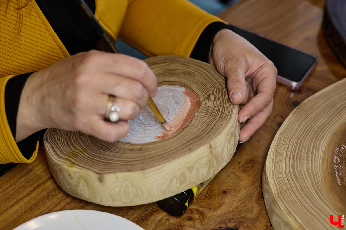 Владимирская художница Анна Костикова рисует свои картины на необычном материале. В качестве холста она использует спилы деревьев. Они придают работам текстуру и теплоту. Сейчас в центре внимания мастера храм Покрова на Нерли.