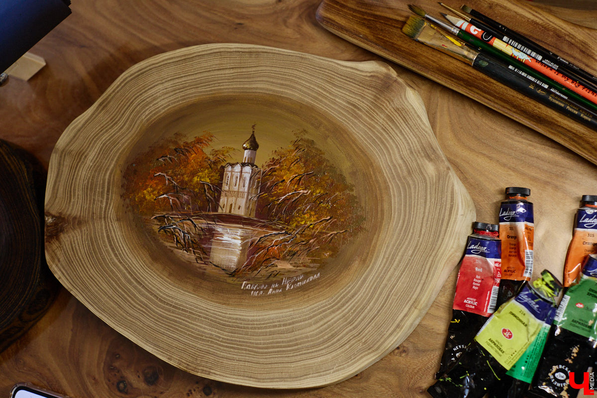 Владимирская художница Анна Костикова рисует свои картины на необычном материале. В качестве холста она использует спилы деревьев. Они придают работам текстуру и теплоту. Сейчас в центре внимания мастера храм Покрова на Нерли.