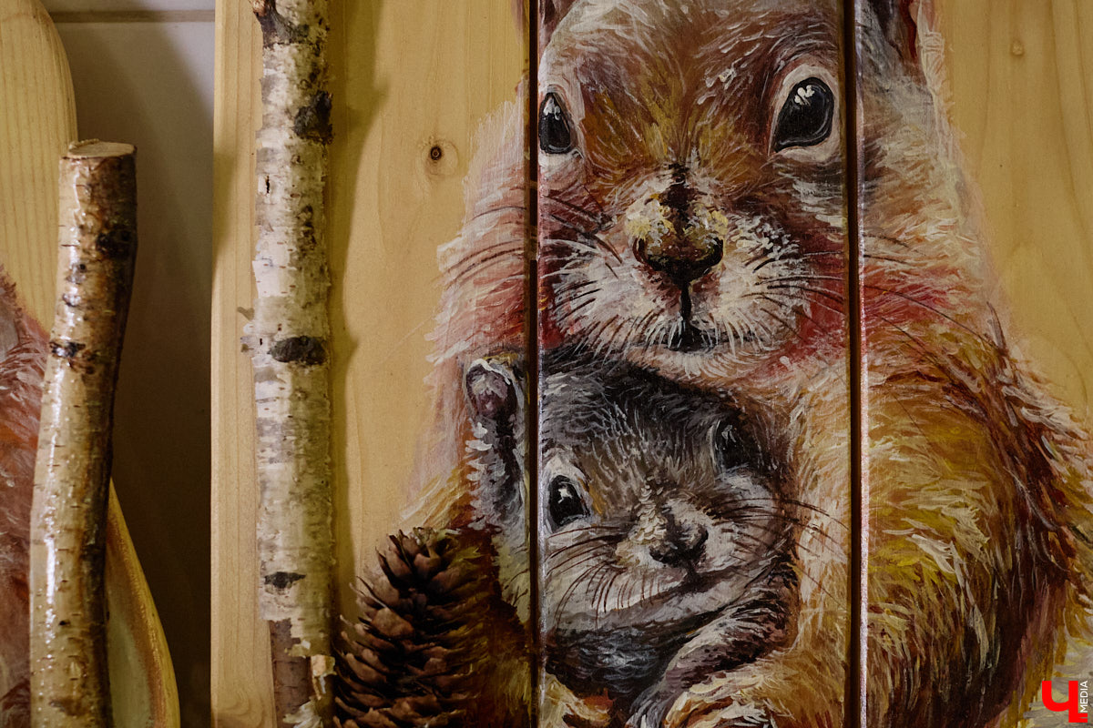 Владимирская художница Анна Костикова рисует свои картины на необычном материале. В качестве холста она использует спилы деревьев. Они придают работам текстуру и теплоту. Сейчас в центре внимания мастера храм Покрова на Нерли.