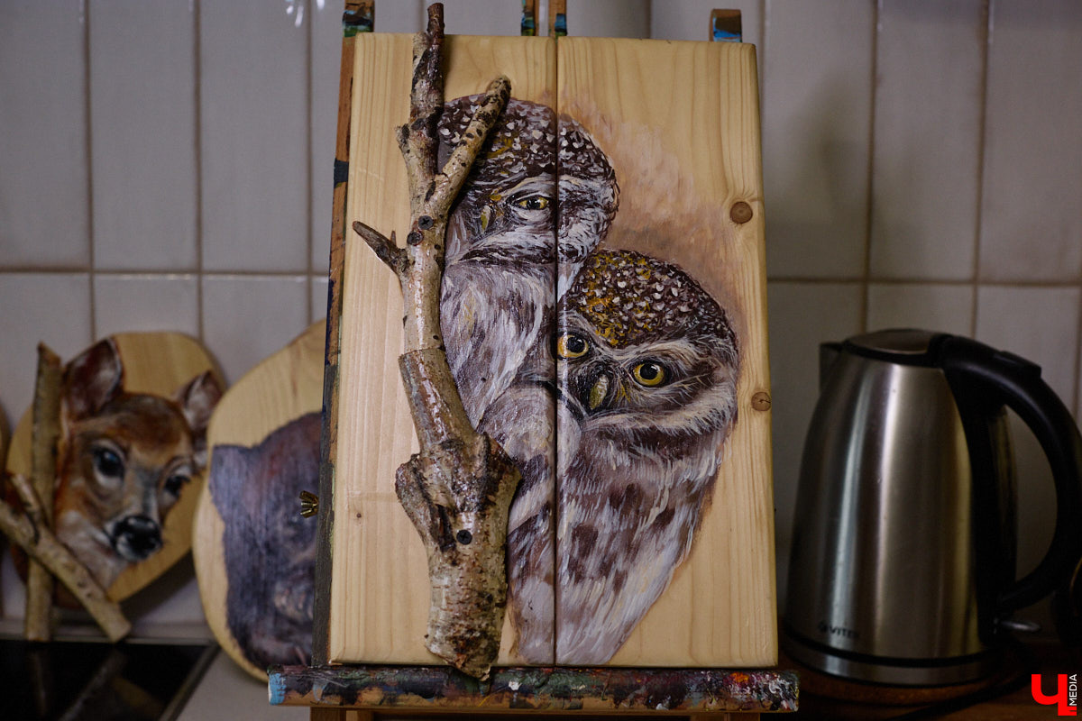 Владимирская художница Анна Костикова рисует свои картины на необычном материале. В качестве холста она использует спилы деревьев. Они придают работам текстуру и теплоту. Сейчас в центре внимания мастера храм Покрова на Нерли.