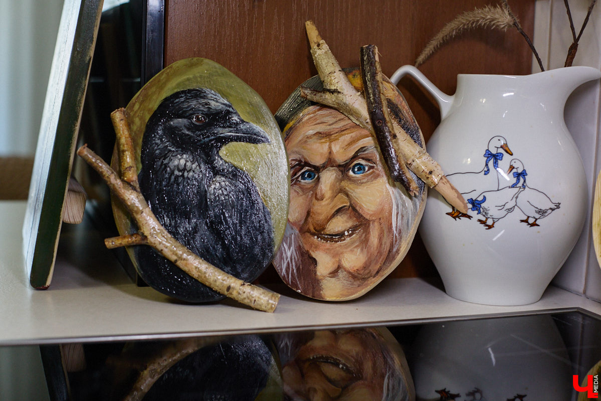 Владимирская художница Анна Костикова рисует свои картины на необычном материале. В качестве холста она использует спилы деревьев. Они придают работам текстуру и теплоту. Сейчас в центре внимания мастера храм Покрова на Нерли.