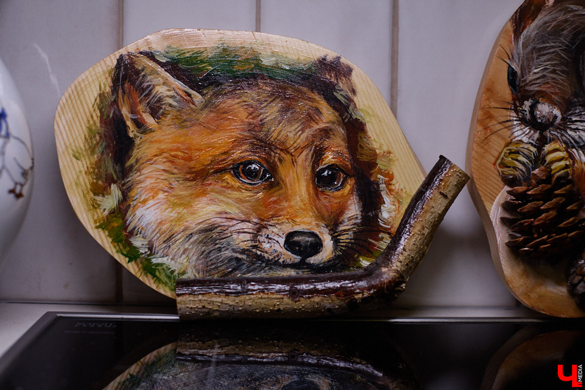 Владимирская художница Анна Костикова рисует свои картины на необычном материале. В качестве холста она использует спилы деревьев. Они придают работам текстуру и теплоту. Сейчас в центре внимания мастера храм Покрова на Нерли.