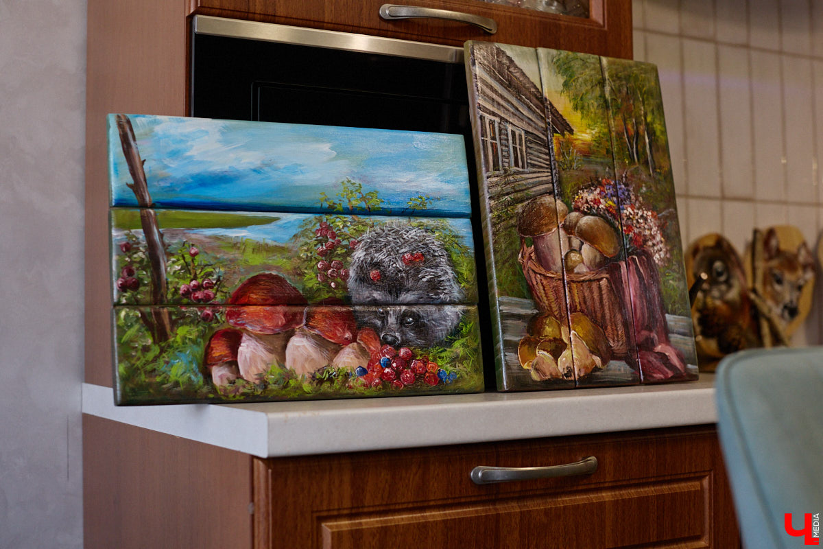 Владимирская художница Анна Костикова рисует свои картины на необычном материале. В качестве холста она использует спилы деревьев. Они придают работам текстуру и теплоту. Сейчас в центре внимания мастера храм Покрова на Нерли.