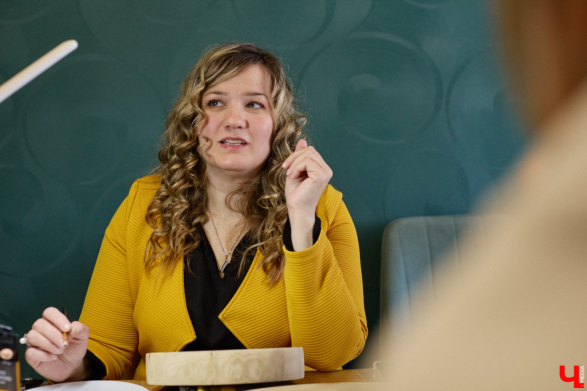 Владимирская художница Анна Костикова рисует свои картины на необычном материале. В качестве холста она использует спилы деревьев. Они придают работам текстуру и теплоту. Сейчас в центре внимания мастера храм Покрова на Нерли.