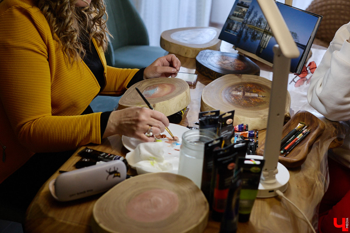 Владимирская художница Анна Костикова рисует свои картины на необычном материале. В качестве холста она использует спилы деревьев. Они придают работам текстуру и теплоту. Сейчас в центре внимания мастера храм Покрова на Нерли.