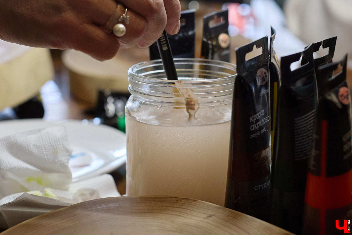 Владимирская художница Анна Костикова рисует свои картины на необычном материале. В качестве холста она использует спилы деревьев. Они придают работам текстуру и теплоту. Сейчас в центре внимания мастера храм Покрова на Нерли.