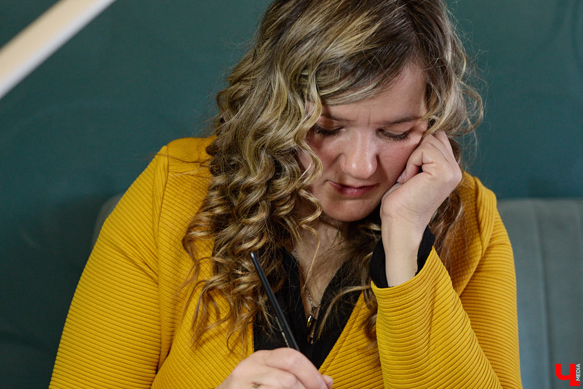 Владимирская художница Анна Костикова рисует свои картины на необычном материале. В качестве холста она использует спилы деревьев. Они придают работам текстуру и теплоту. Сейчас в центре внимания мастера храм Покрова на Нерли.