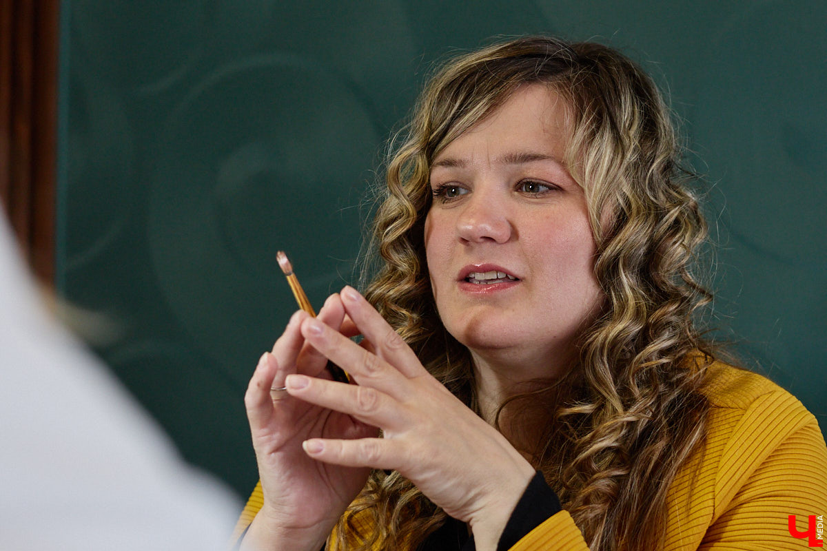 Владимирская художница Анна Костикова рисует свои картины на необычном материале. В качестве холста она использует спилы деревьев. Они придают работам текстуру и теплоту. Сейчас в центре внимания мастера храм Покрова на Нерли.