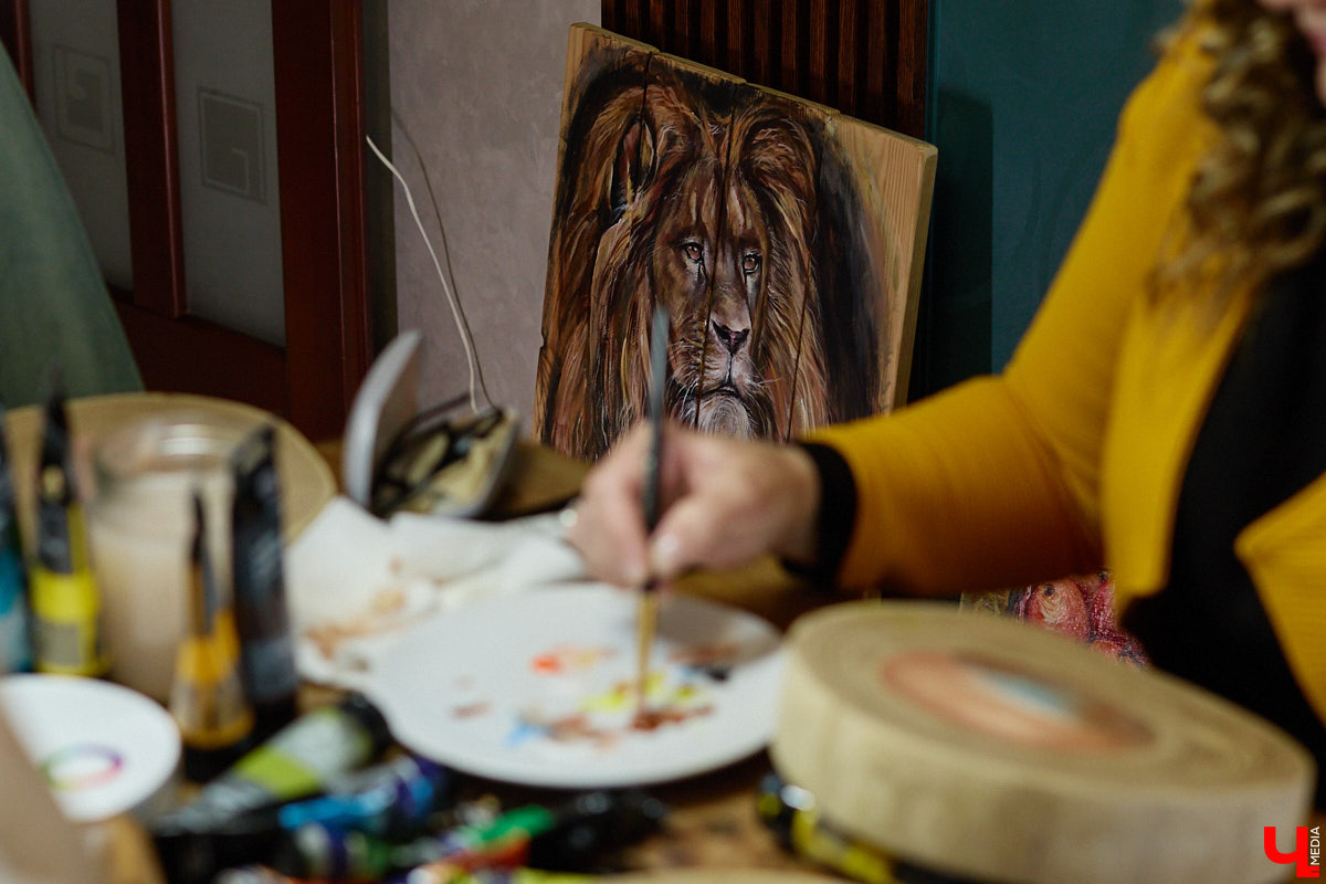 Владимирская художница Анна Костикова рисует свои картины на необычном материале. В качестве холста она использует спилы деревьев. Они придают работам текстуру и теплоту. Сейчас в центре внимания мастера храм Покрова на Нерли.