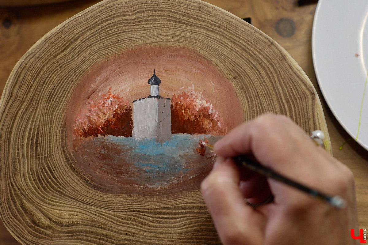 Владимирская художница Анна Костикова рисует свои картины на необычном материале. В качестве холста она использует спилы деревьев. Они придают работам текстуру и теплоту. Сейчас в центре внимания мастера храм Покрова на Нерли.