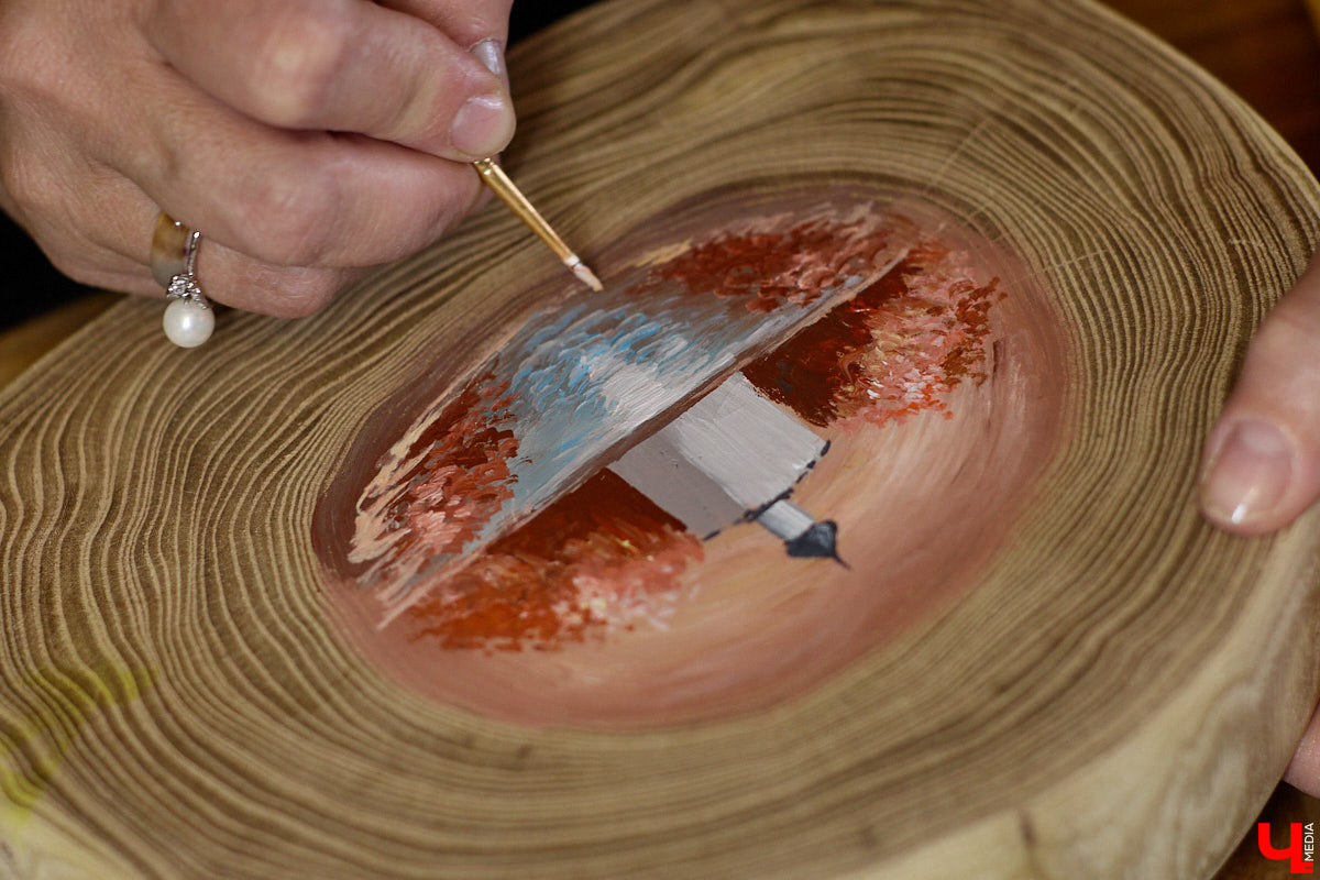 Владимирская художница Анна Костикова рисует свои картины на необычном материале. В качестве холста она использует спилы деревьев. Они придают работам текстуру и теплоту. Сейчас в центре внимания мастера храм Покрова на Нерли.