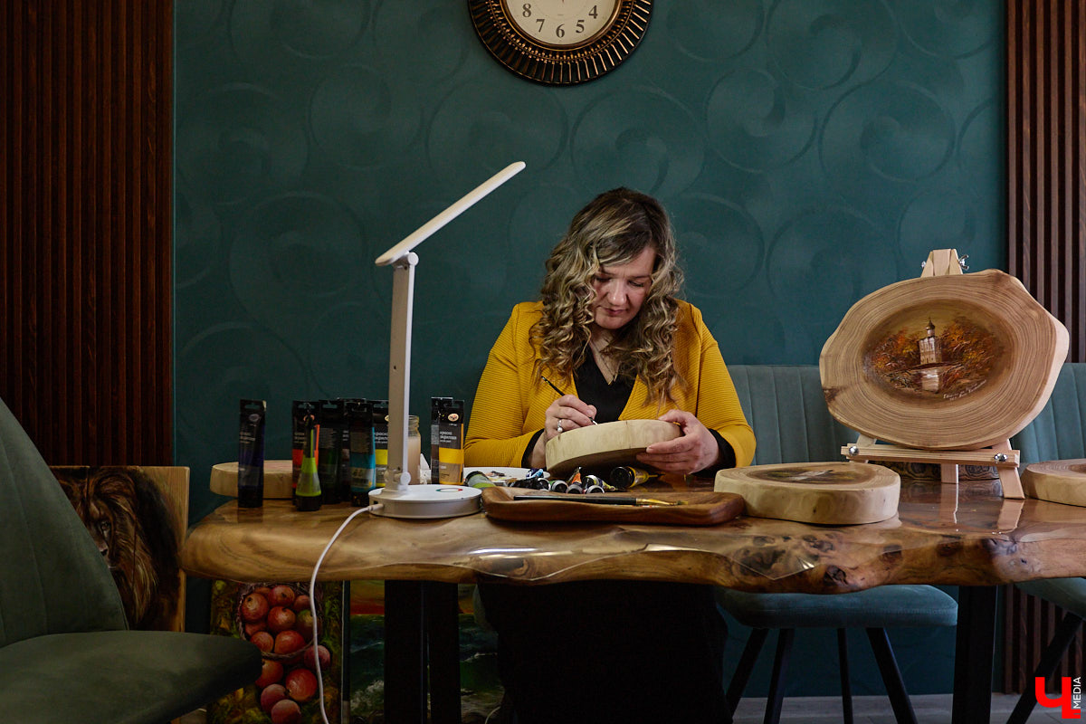 Владимирская художница Анна Костикова рисует свои картины на необычном материале. В качестве холста она использует спилы деревьев. Они придают работам текстуру и теплоту. Сейчас в центре внимания мастера храм Покрова на Нерли.