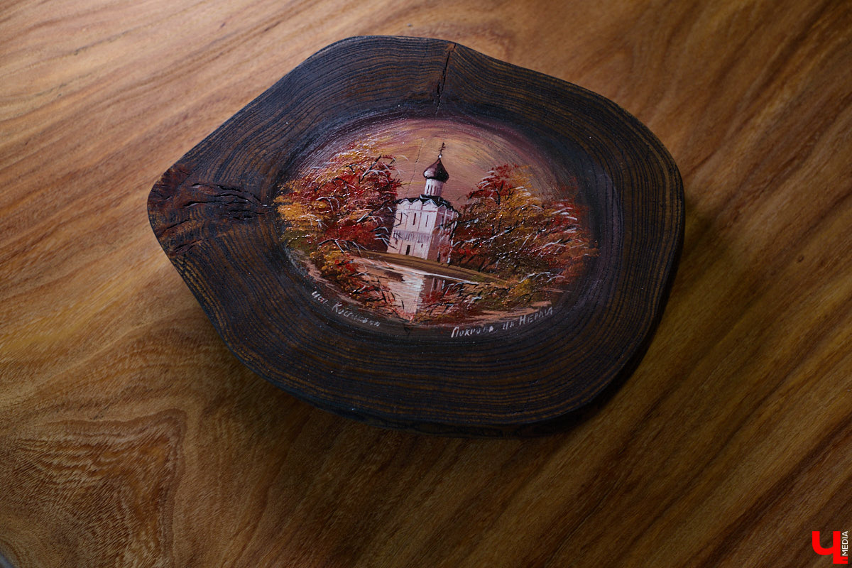 Владимирская художница Анна Костикова рисует свои картины на необычном материале. В качестве холста она использует спилы деревьев. Они придают работам текстуру и теплоту. Сейчас в центре внимания мастера храм Покрова на Нерли.