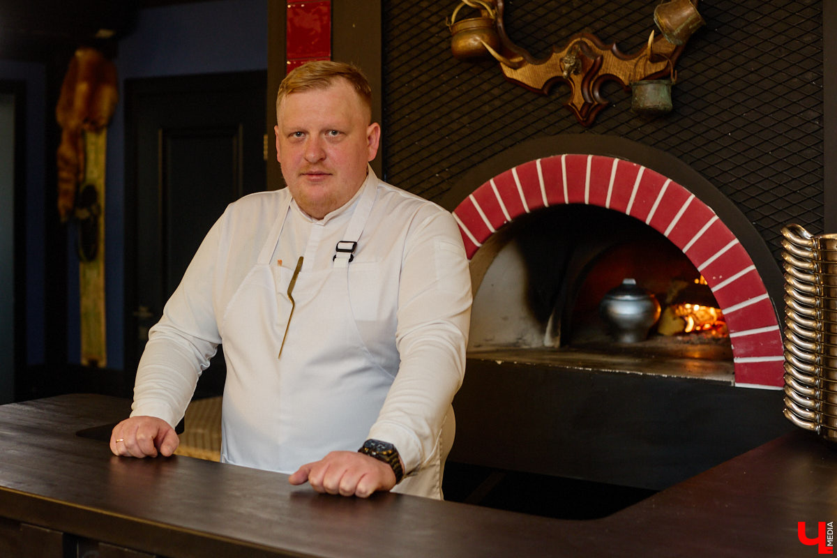 В Суздале не принято спешить. И готовят там тоже без суеты. Местная еда — про основательность, уют, тепло домашнего очага. Ресторан «Дворянское гнездо» именно то место, где данная философия обретает смысл. А подчеркивает ее печное меню, разработанное для ценителей медленного томления, традиционного подхода и чистоты вкуса.