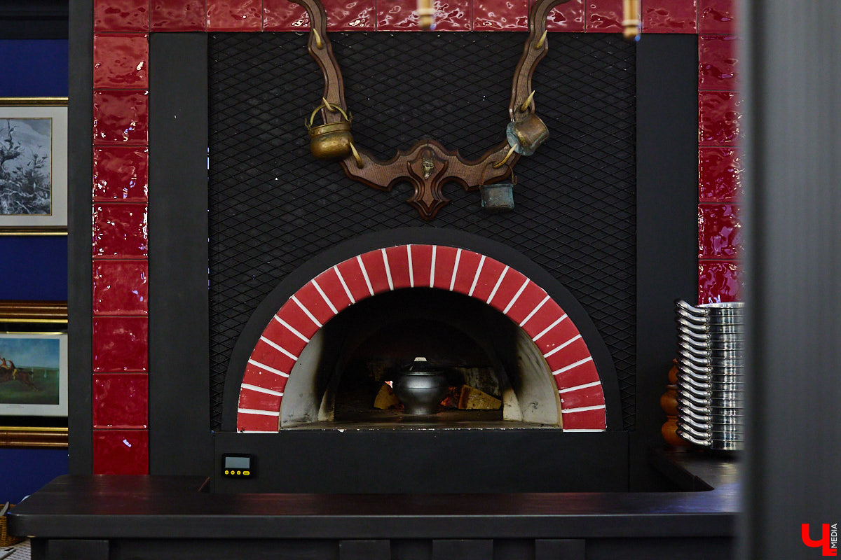 В Суздале не принято спешить. И готовят там тоже без суеты. Местная еда — про основательность, уют, тепло домашнего очага. Ресторан «Дворянское гнездо» именно то место, где данная философия обретает смысл. А подчеркивает ее печное меню, разработанное для ценителей медленного томления, традиционного подхода и чистоты вкуса.