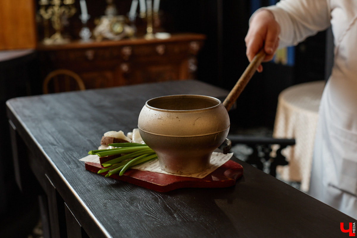 В Суздале не принято спешить. И готовят там тоже без суеты. Местная еда — про основательность, уют, тепло домашнего очага. Ресторан «Дворянское гнездо» именно то место, где данная философия обретает смысл. А подчеркивает ее печное меню, разработанное для ценителей медленного томления, традиционного подхода и чистоты вкуса.