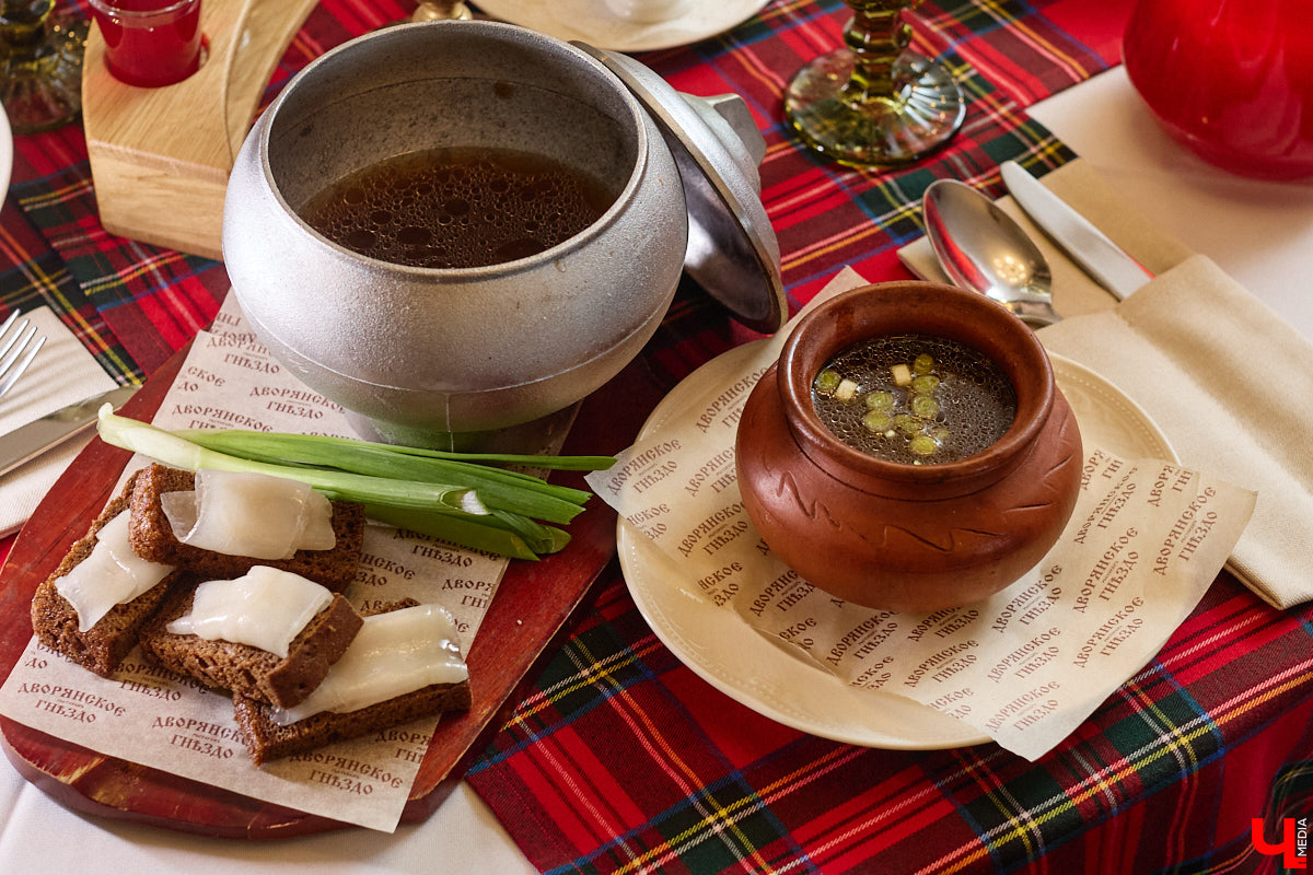 В Суздале не принято спешить. И готовят там тоже без суеты. Местная еда — про основательность, уют, тепло домашнего очага. Ресторан «Дворянское гнездо» именно то место, где данная философия обретает смысл. А подчеркивает ее печное меню, разработанное для ценителей медленного томления, традиционного подхода и чистоты вкуса.