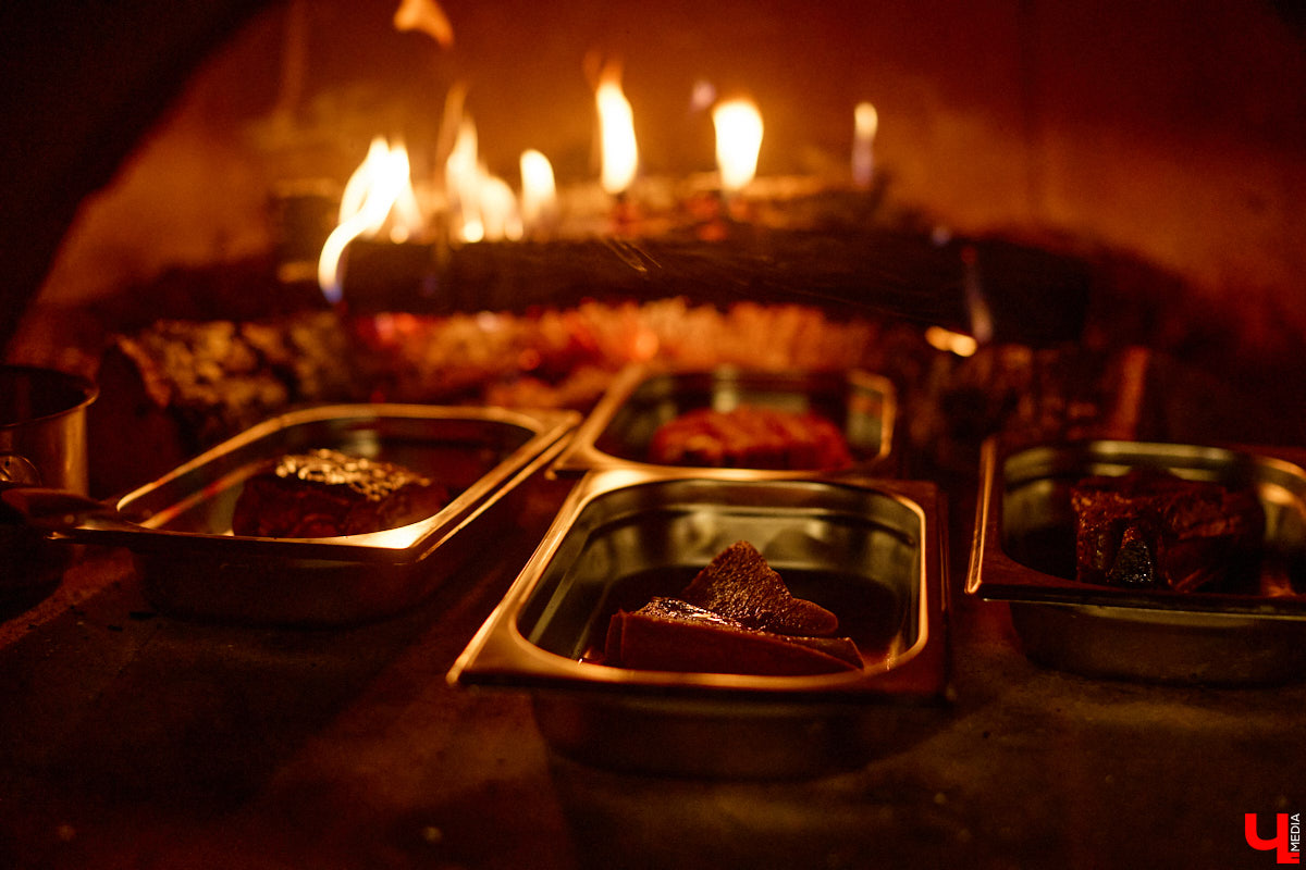 В Суздале не принято спешить. И готовят там тоже без суеты. Местная еда — про основательность, уют, тепло домашнего очага. Ресторан «Дворянское гнездо» именно то место, где данная философия обретает смысл. А подчеркивает ее печное меню, разработанное для ценителей медленного томления, традиционного подхода и чистоты вкуса.