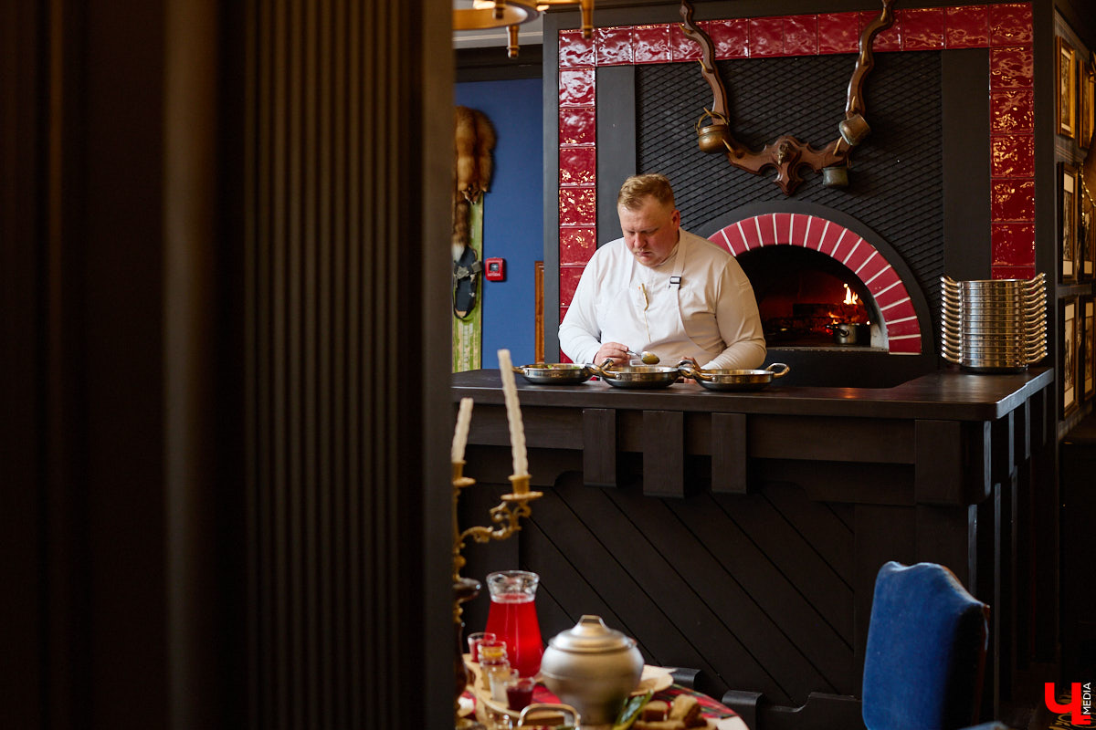 В Суздале не принято спешить. И готовят там тоже без суеты. Местная еда — про основательность, уют, тепло домашнего очага. Ресторан «Дворянское гнездо» именно то место, где данная философия обретает смысл. А подчеркивает ее печное меню, разработанное для ценителей медленного томления, традиционного подхода и чистоты вкуса.