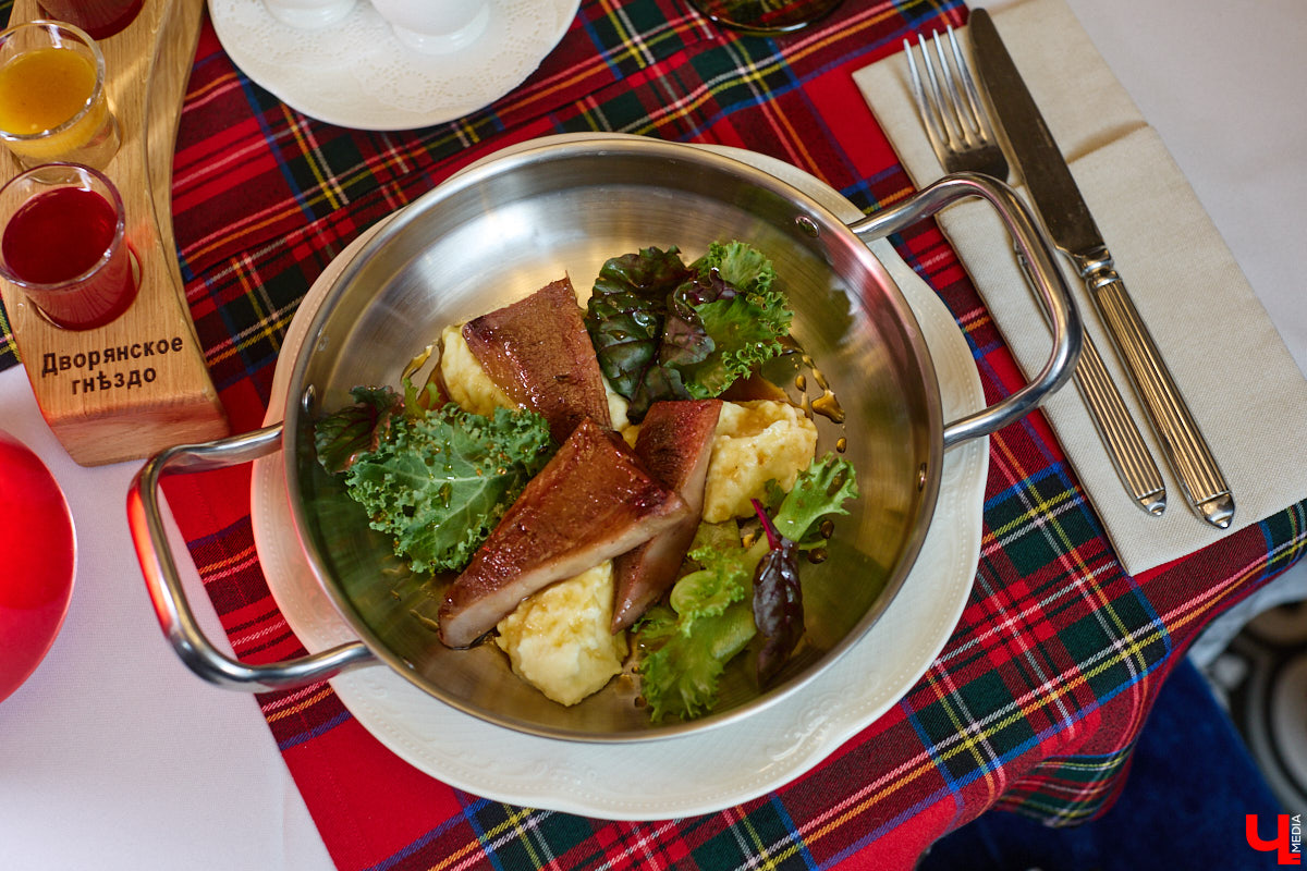 В Суздале не принято спешить. И готовят там тоже без суеты. Местная еда — про основательность, уют, тепло домашнего очага. Ресторан «Дворянское гнездо» именно то место, где данная философия обретает смысл. А подчеркивает ее печное меню, разработанное для ценителей медленного томления, традиционного подхода и чистоты вкуса.