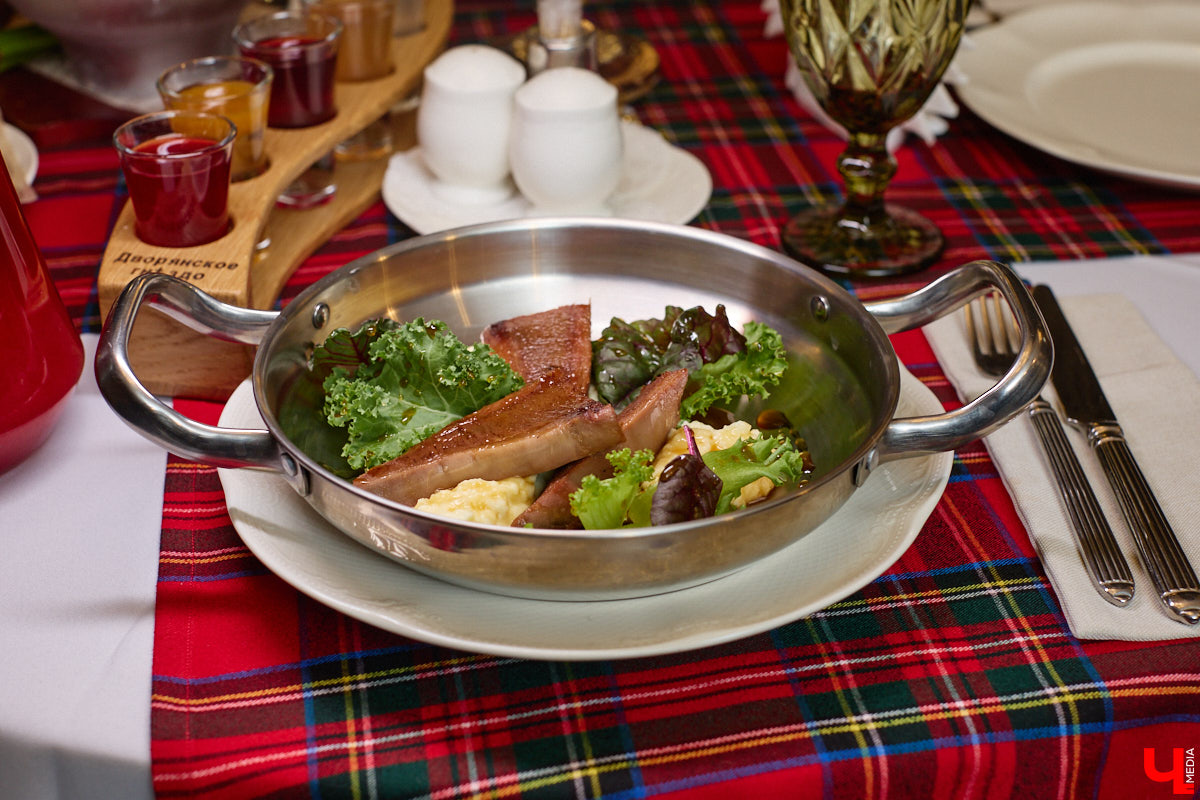 В Суздале не принято спешить. И готовят там тоже без суеты. Местная еда — про основательность, уют, тепло домашнего очага. Ресторан «Дворянское гнездо» именно то место, где данная философия обретает смысл. А подчеркивает ее печное меню, разработанное для ценителей медленного томления, традиционного подхода и чистоты вкуса.