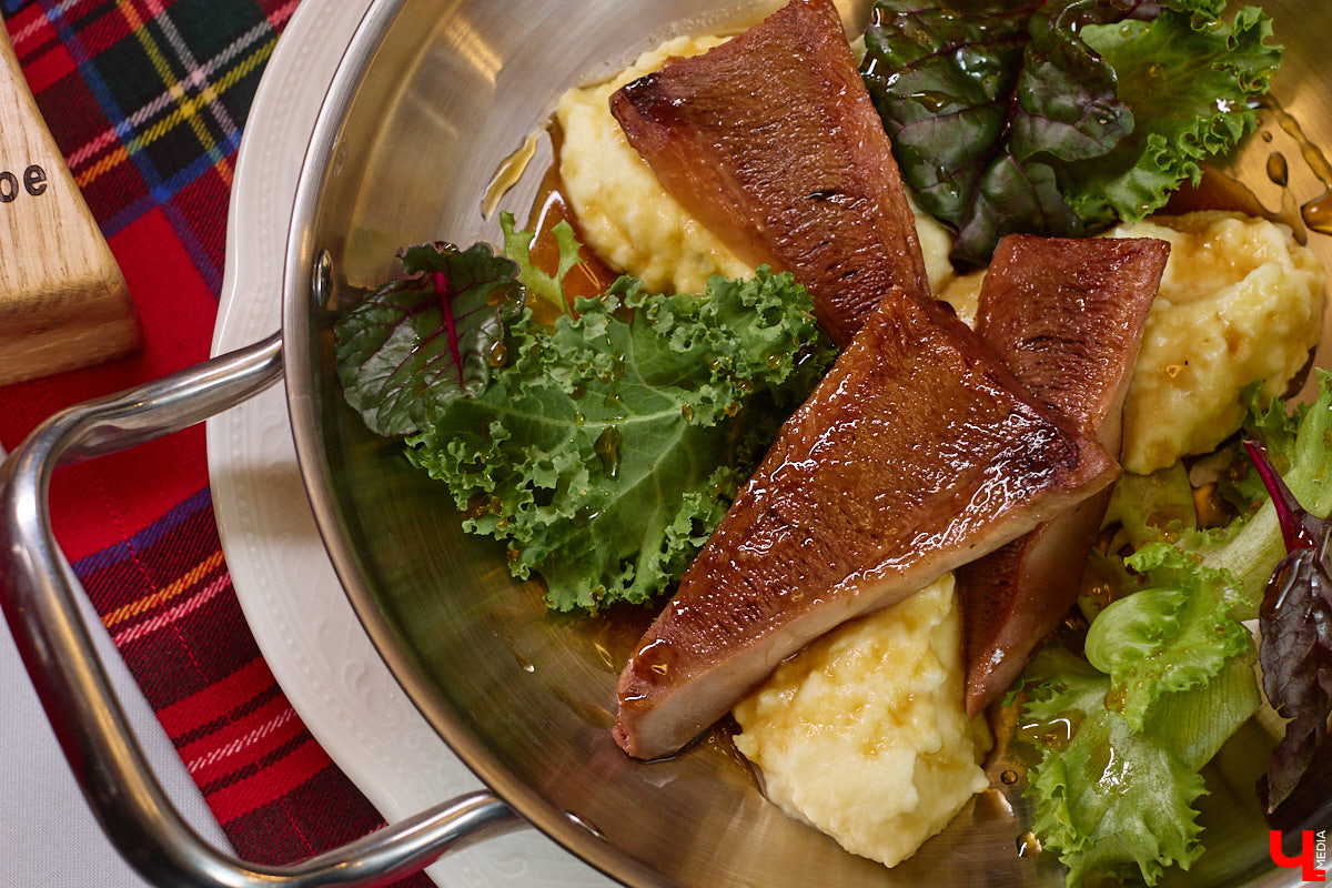 В Суздале не принято спешить. И готовят там тоже без суеты. Местная еда — про основательность, уют, тепло домашнего очага. Ресторан «Дворянское гнездо» именно то место, где данная философия обретает смысл. А подчеркивает ее печное меню, разработанное для ценителей медленного томления, традиционного подхода и чистоты вкуса.