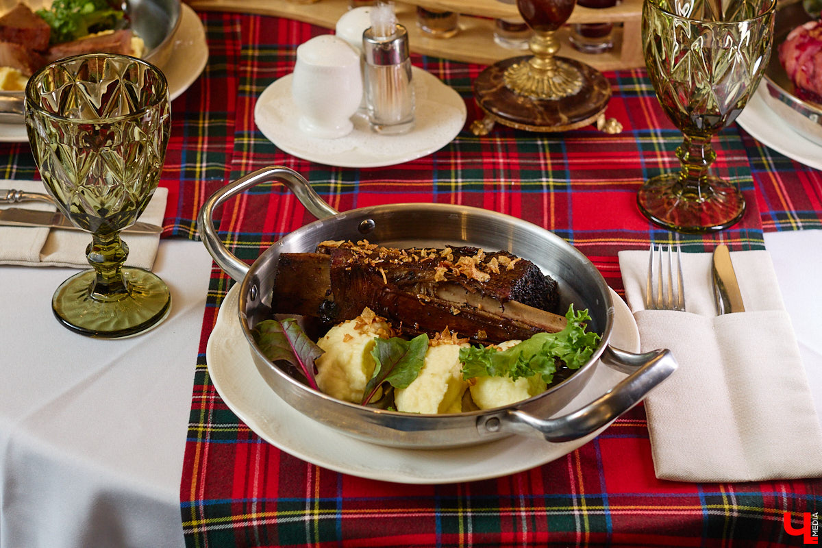 В Суздале не принято спешить. И готовят там тоже без суеты. Местная еда — про основательность, уют, тепло домашнего очага. Ресторан «Дворянское гнездо» именно то место, где данная философия обретает смысл. А подчеркивает ее печное меню, разработанное для ценителей медленного томления, традиционного подхода и чистоты вкуса.