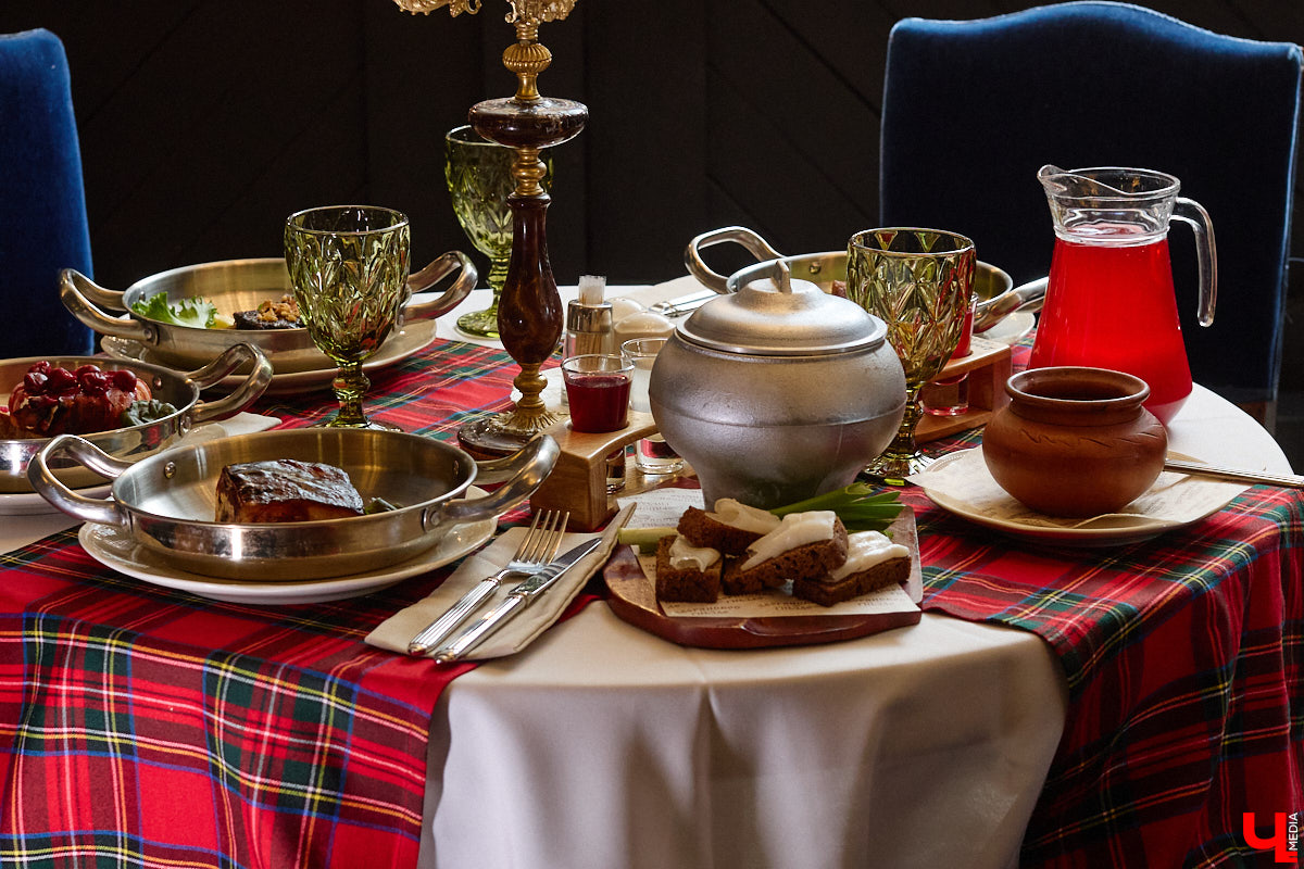 В Суздале не принято спешить. И готовят там тоже без суеты. Местная еда — про основательность, уют, тепло домашнего очага. Ресторан «Дворянское гнездо» именно то место, где данная философия обретает смысл. А подчеркивает ее печное меню, разработанное для ценителей медленного томления, традиционного подхода и чистоты вкуса.