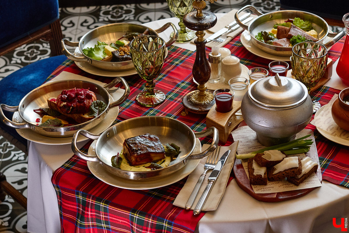 В Суздале не принято спешить. И готовят там тоже без суеты. Местная еда — про основательность, уют, тепло домашнего очага. Ресторан «Дворянское гнездо» именно то место, где данная философия обретает смысл. А подчеркивает ее печное меню, разработанное для ценителей медленного томления, традиционного подхода и чистоты вкуса.