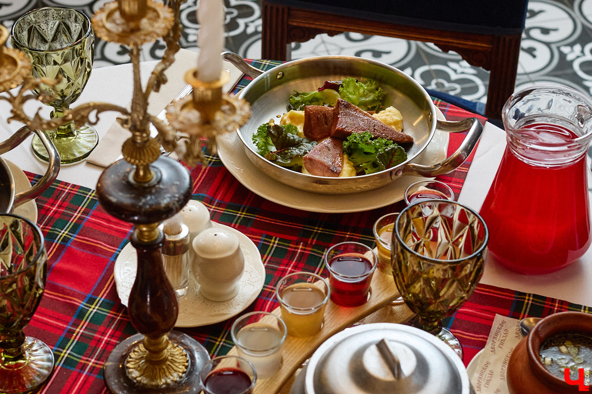 В Суздале не принято спешить. И готовят там тоже без суеты. Местная еда — про основательность, уют, тепло домашнего очага. Ресторан «Дворянское гнездо» именно то место, где данная философия обретает смысл. А подчеркивает ее печное меню, разработанное для ценителей медленного томления, традиционного подхода и чистоты вкуса.