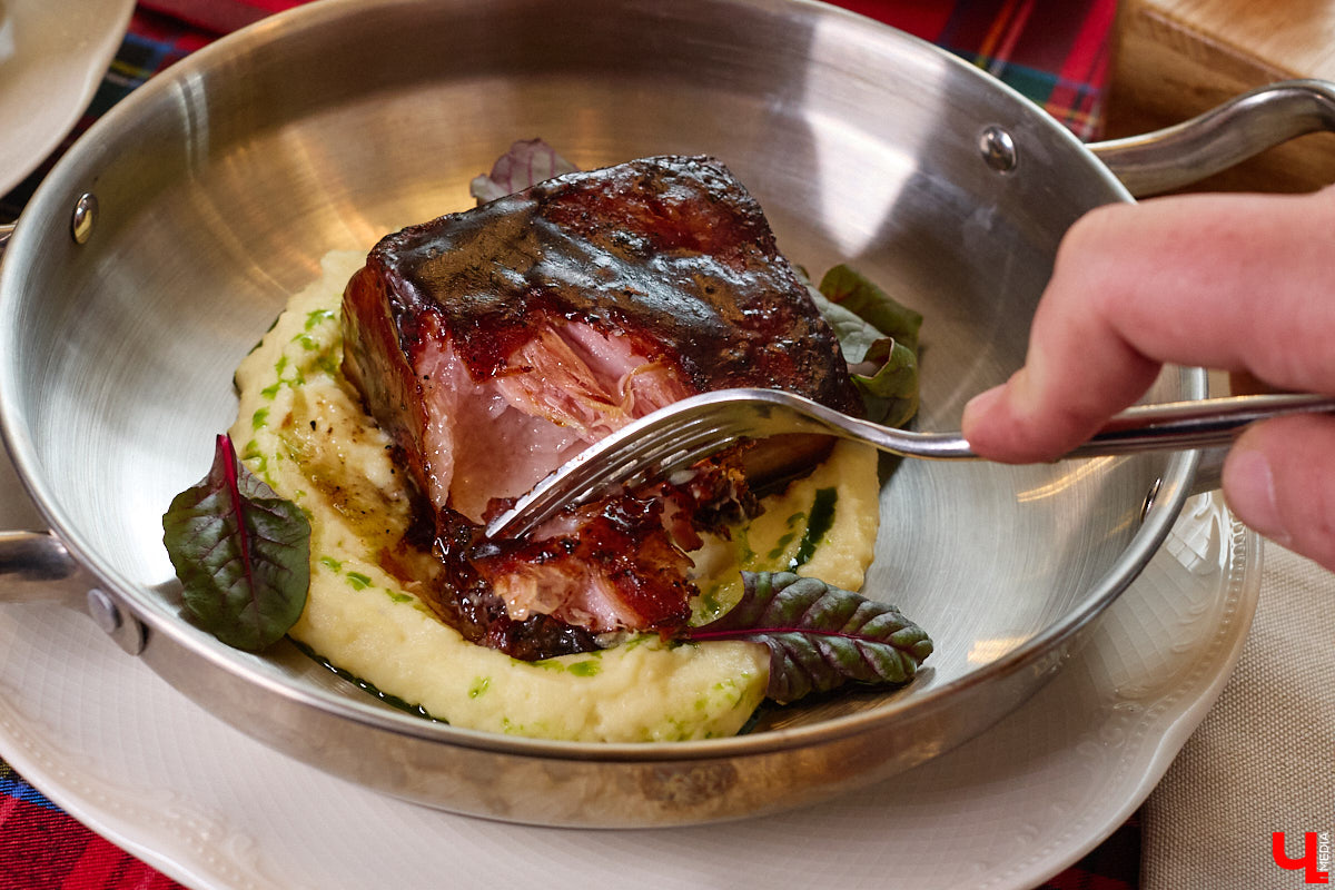 В Суздале не принято спешить. И готовят там тоже без суеты. Местная еда — про основательность, уют, тепло домашнего очага. Ресторан «Дворянское гнездо» именно то место, где данная философия обретает смысл. А подчеркивает ее печное меню, разработанное для ценителей медленного томления, традиционного подхода и чистоты вкуса.