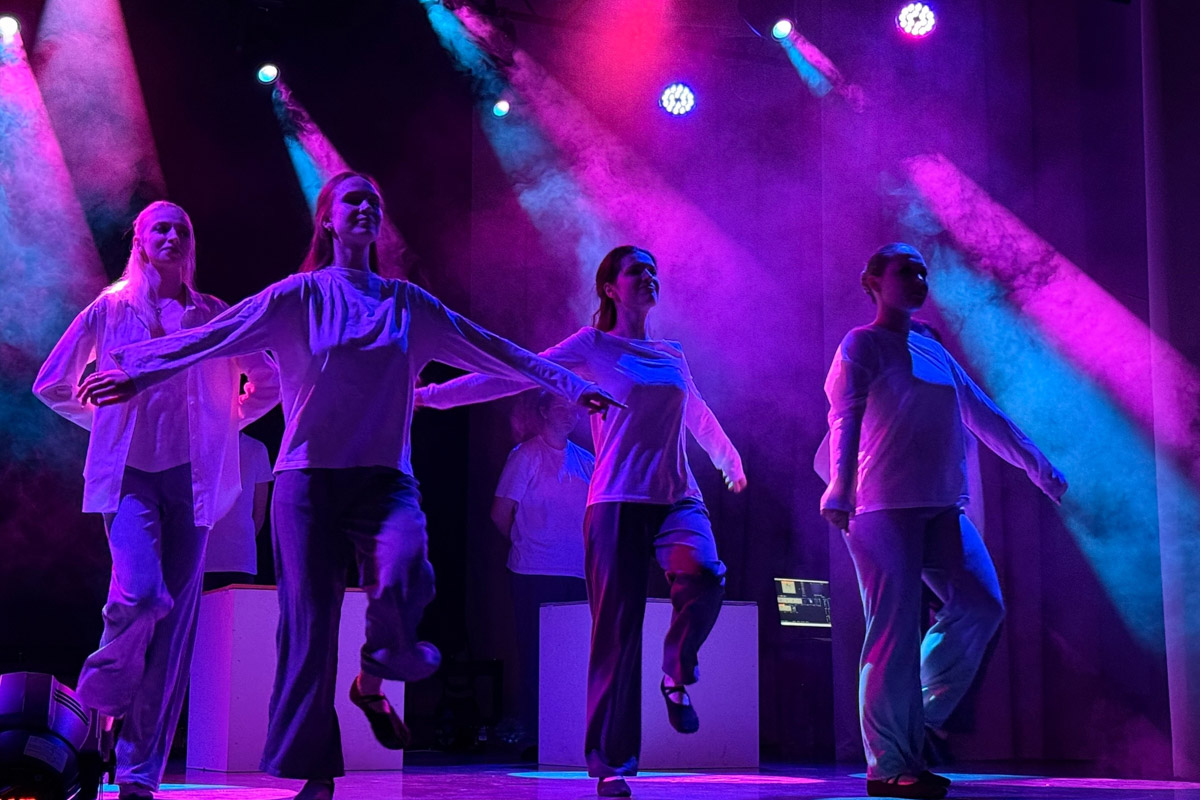 Как понять, что перед вами по-настоящему великое произведение? В первую очередь оно точно не оставит равнодушным. Так произошло и с Ильей Поляковым, героем нашего материала, еще в детстве полюбившем, пожалуй, самую известную книгу Экзюпери. А недавно он побывал на постановке по этой трогательной истории. Своими мыслями о спектакле «Маленький принц» студенческого театра в Муромцеве он делится с читателями «Ключ-Медиа».