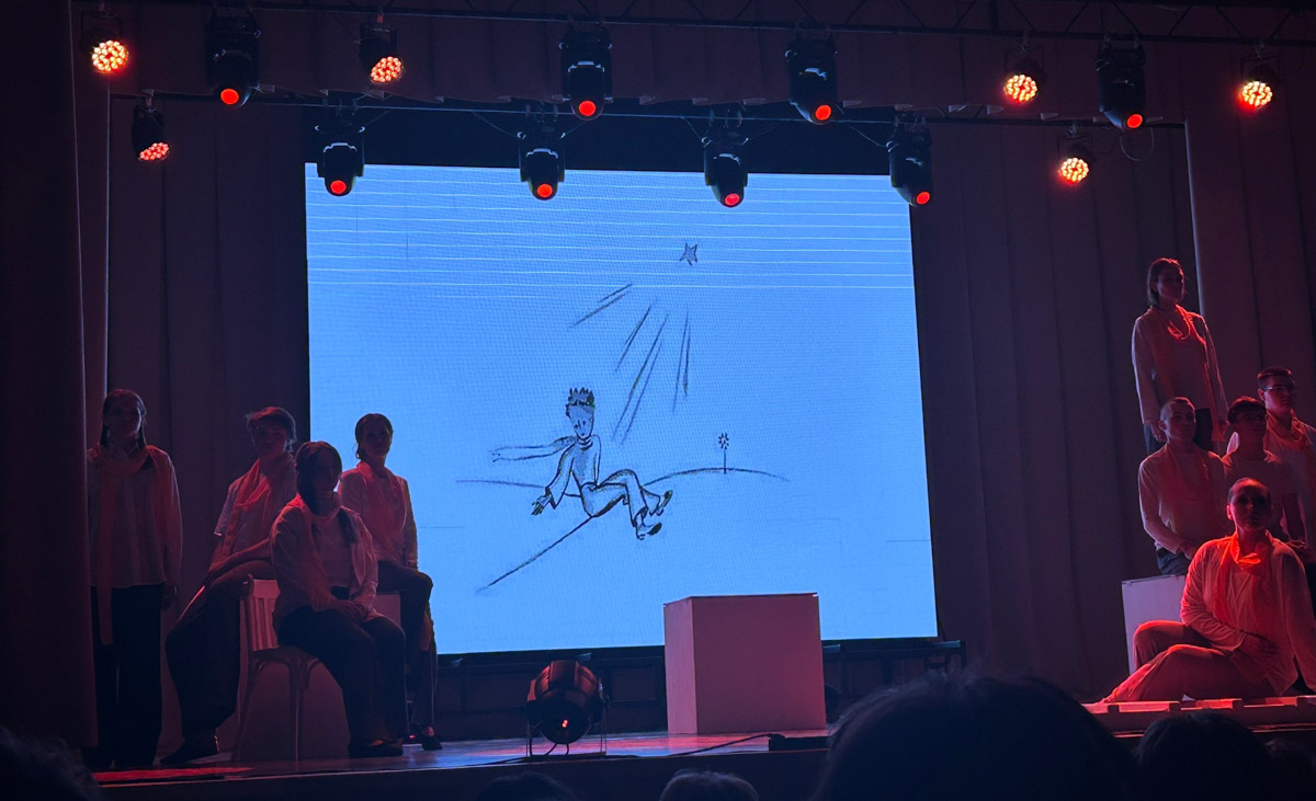 Как понять, что перед вами по-настоящему великое произведение? В первую очередь оно точно не оставит равнодушным. Так произошло и с Ильей Поляковым, героем нашего материала, еще в детстве полюбившем, пожалуй, самую известную книгу Экзюпери. А недавно он побывал на постановке по этой трогательной истории. Своими мыслями о спектакле «Маленький принц» студенческого театра в Муромцеве он делится с читателями «Ключ-Медиа».